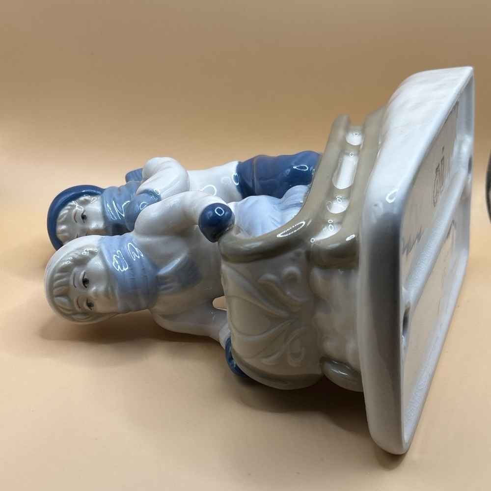 Porcelain Sledding Figurine - Blue and White home decoration made in Mexico ❄️ - Picture 9 of 12